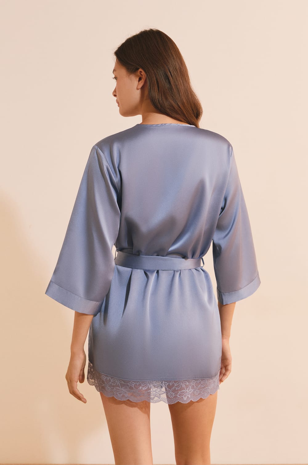 Deshabill&eacute; satin&eacute; d&eacute;tails en dentelle;${refinementColor}