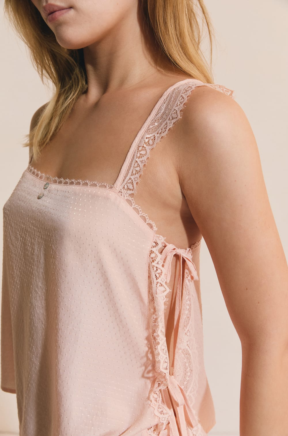 Top de pyjama avec d&eacute;tail en dentelle;${refinementColor}