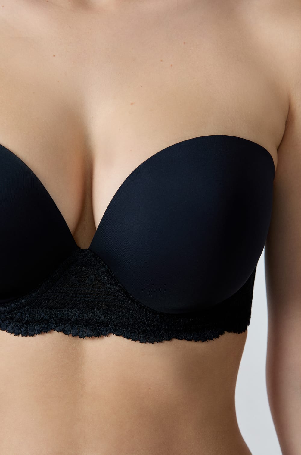 Lightly Lined Strapless Bra;${refinementColor}