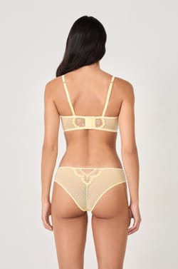 Panty tipo hipster con detalles bordados;${refinementColor}