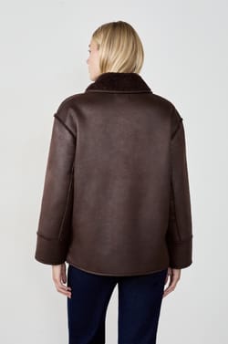 Manteau court avec col en fausse fourrure;${refinementColor}