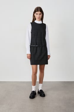 Robe courte sans manches avec ceinture;${refinementColor}