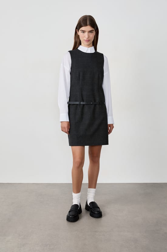 Short sleeveless dress with belt;${refinementColor}