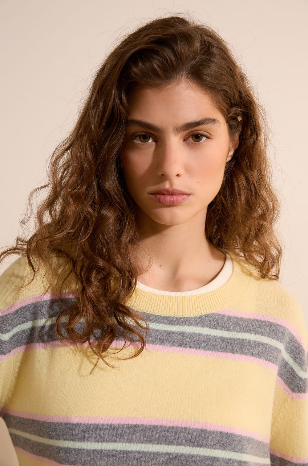 Pull col rond ray&eacute; 100% cachemire;${refinementColor}