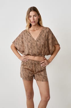 Pantalón corto de pijama satinado;${refinementColor}