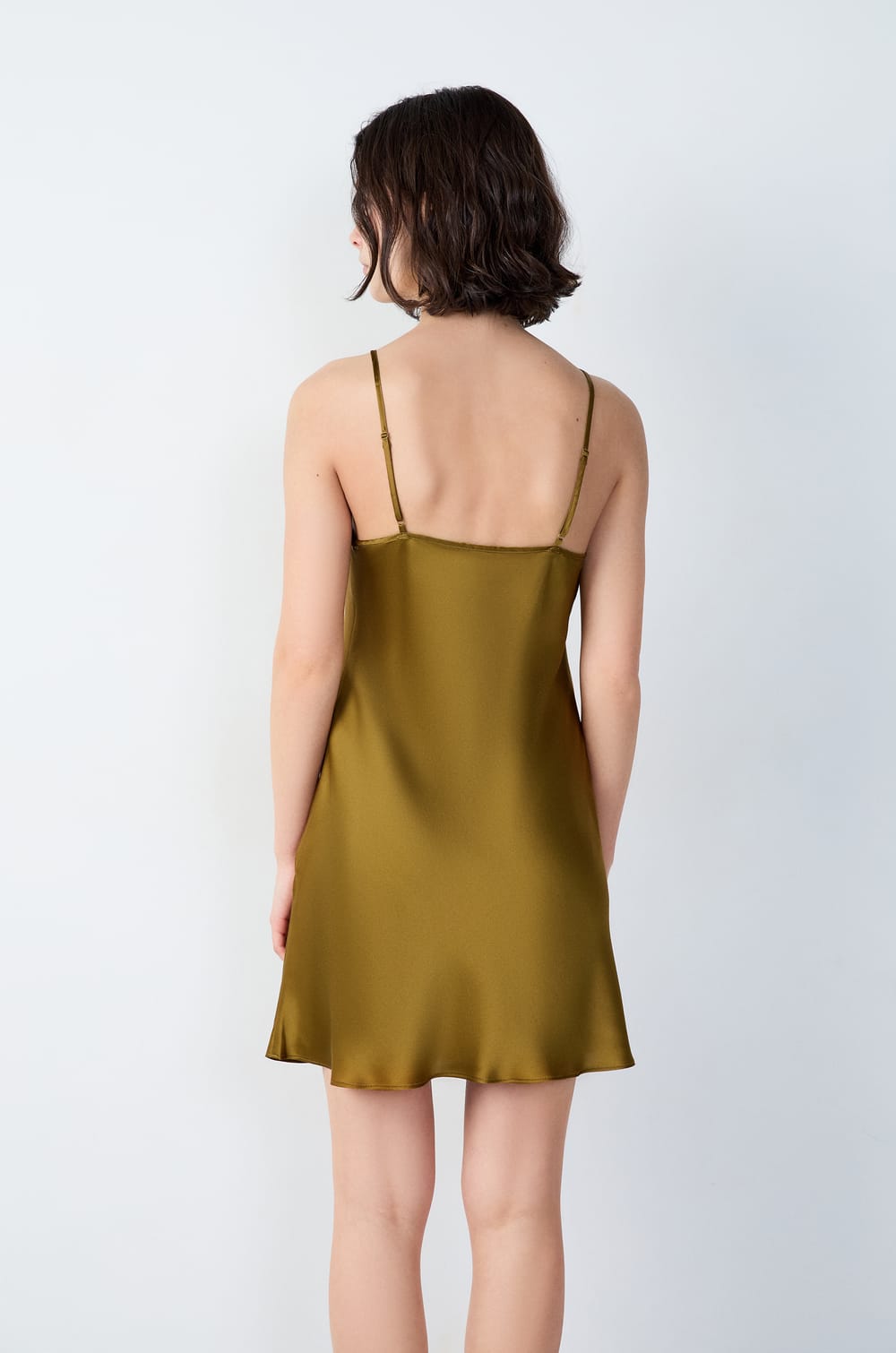 Kurzes Seidennachthemd mit Spitzendetails;${refinementColor}