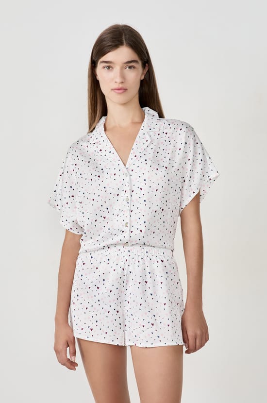 Short de pyjama en satin imprimé cœurs;${refinementColor}