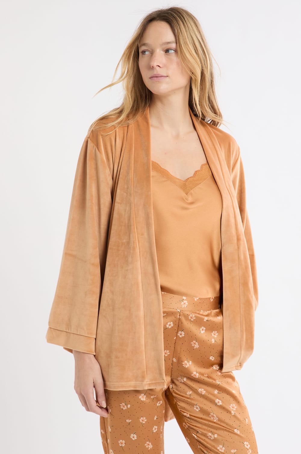 Ensemble de pyjama 3 pièces satiné à motifs fleurs;${refinementColor}