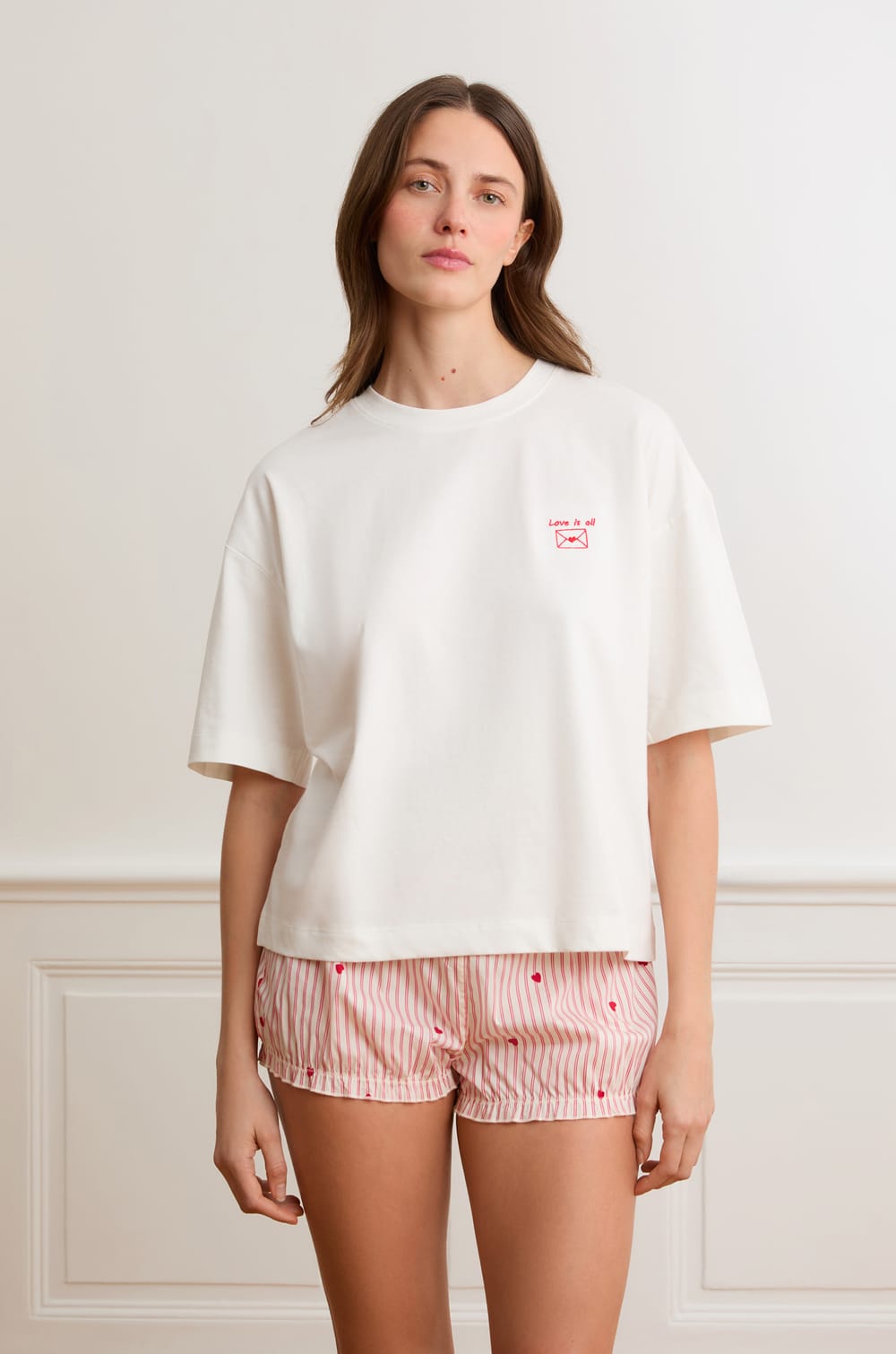 T-shirt met korte mouwen met opschrift "love is all" van katoen;${refinementColor}