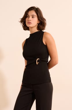 T-shirt sans manches serr&eacute; &agrave; la taille avec d&eacute;tail bijou;${refinementColor}