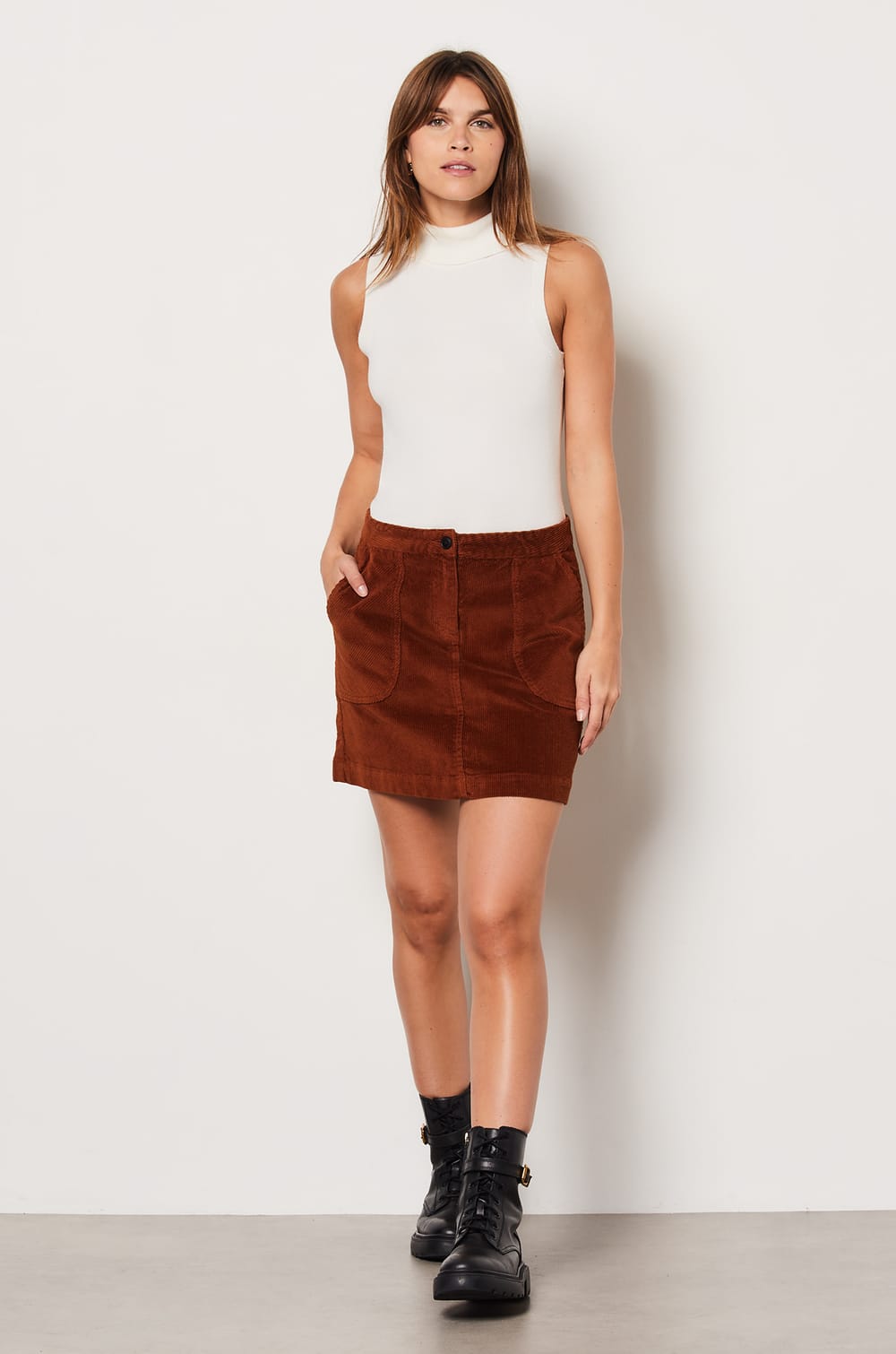 Short ribbed skirt;${refinementColor}