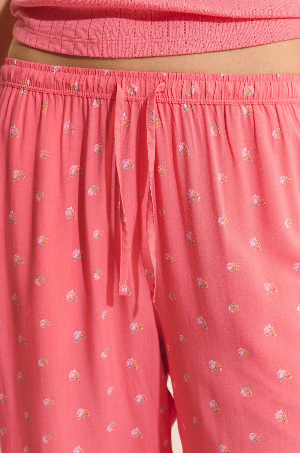 Pantacourt de pyjama &agrave; motifs fleurs;${refinementColor}