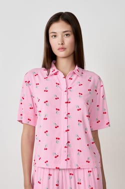 Chemise de pyjama &agrave; imprim&eacute;s cerises;${refinementColor}