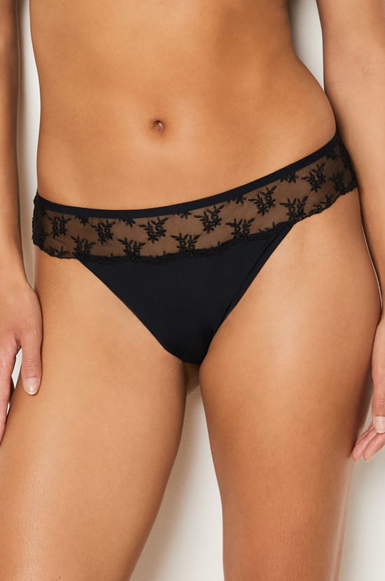Tanga aus besticktem Tüll;${refinementColor}