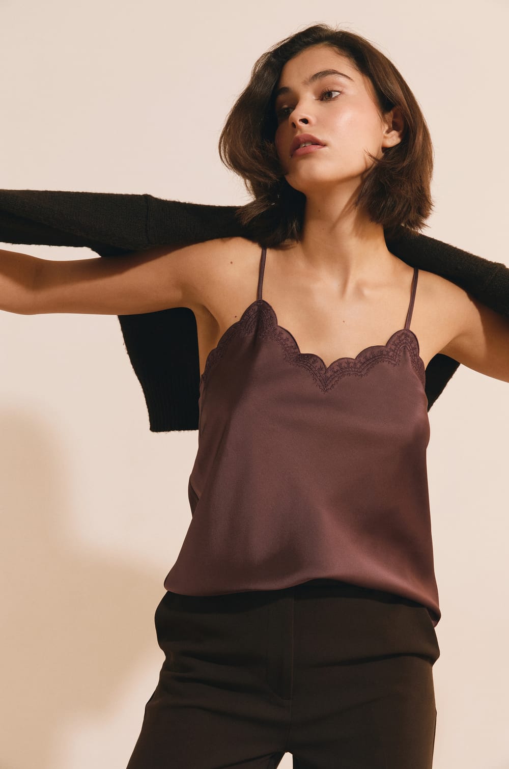 Caraco satin&eacute; avec d&eacute;tails en broderie;${refinementColor}