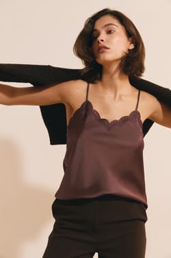 Caraco satin&eacute; avec d&eacute;tails en broderie;${refinementColor}