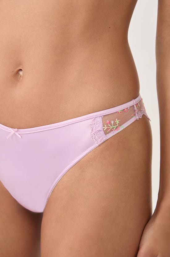 Slip mit bestickten Details;${refinementColor}