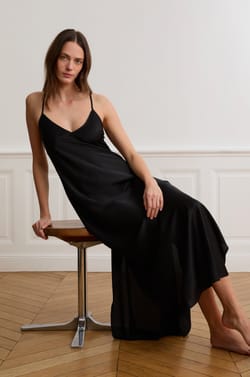 Camis&oacute;n largo con detalles bordados;${refinementColor}