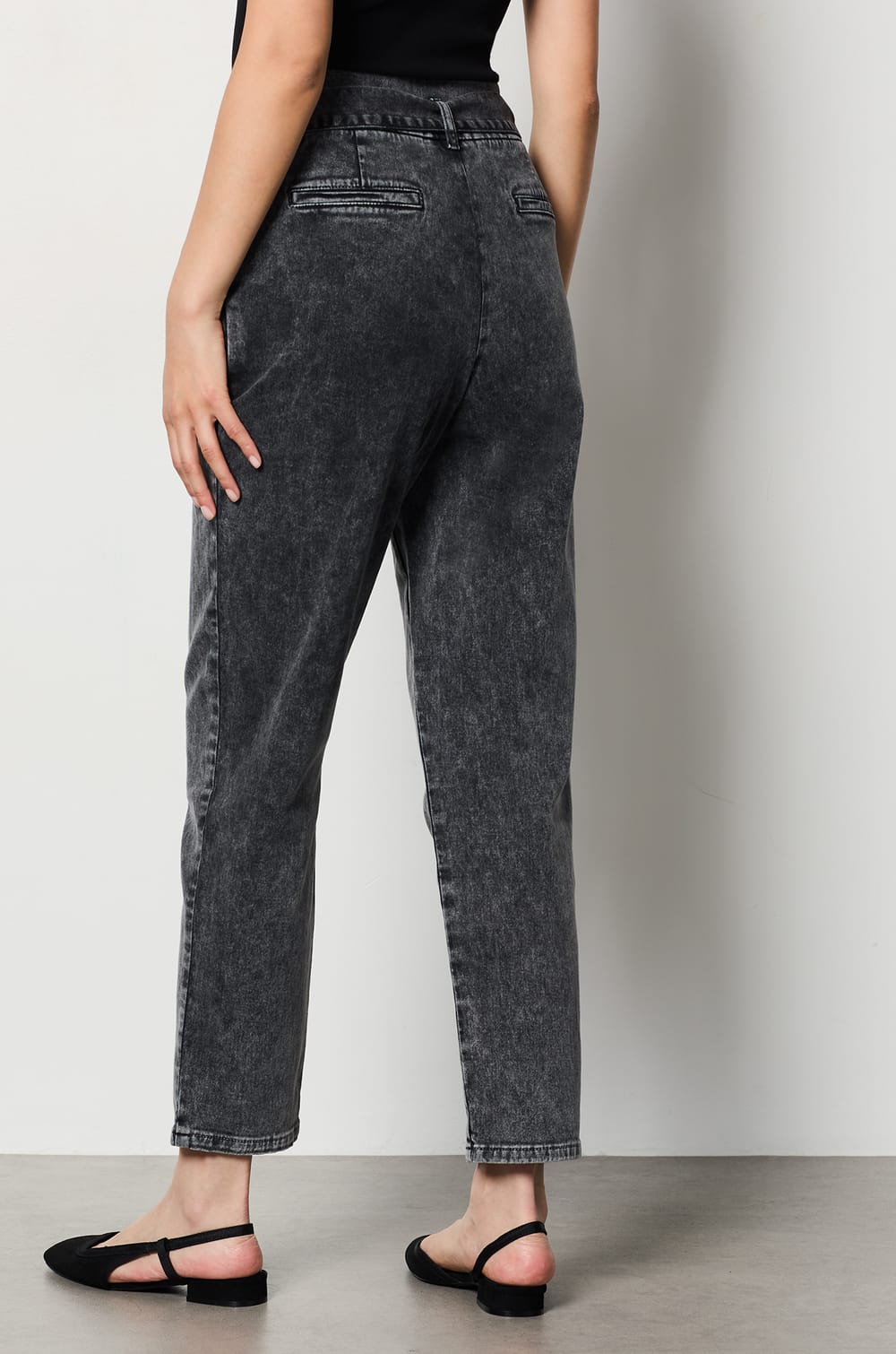 Carrot Cut Jeans;${refinementColor}