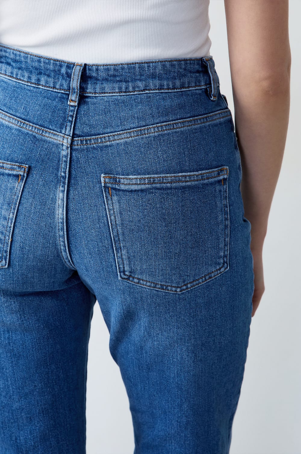Straight Cut Jeans;${refinementColor}