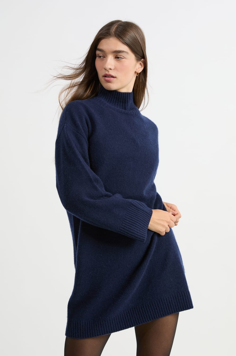 Robe courte en cachemire;${refinementColor}
