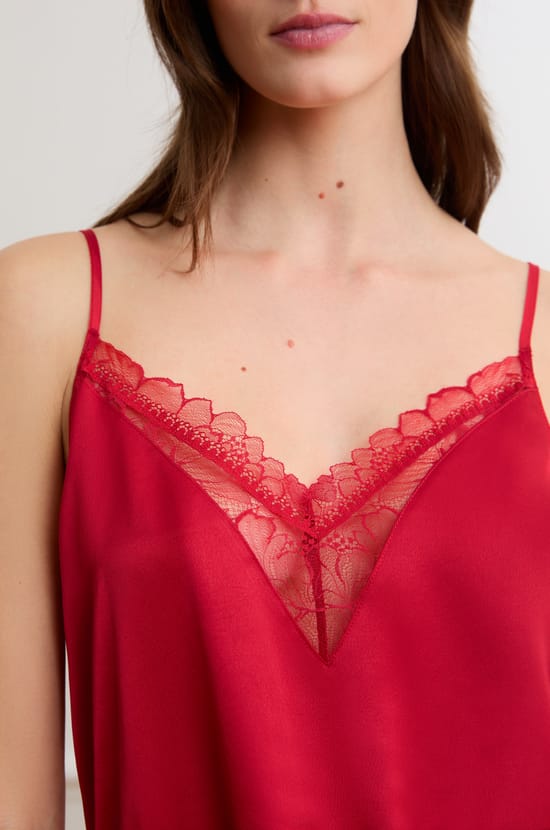 Combi-short en satin &agrave; dos nu et d&eacute;tails en dentelle;${refinementColor}