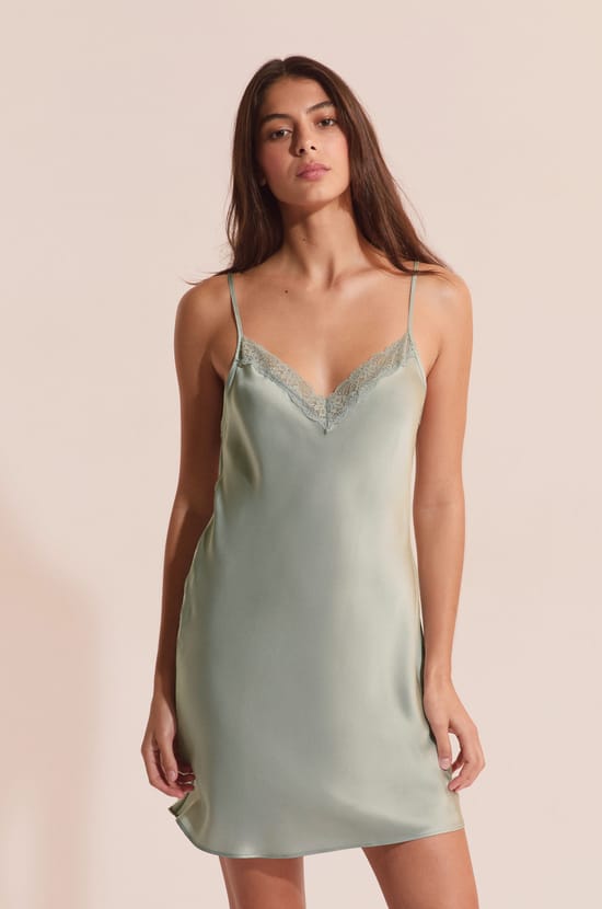 Camis&oacute;n corto de seda con detalles de encaje;${refinementColor}