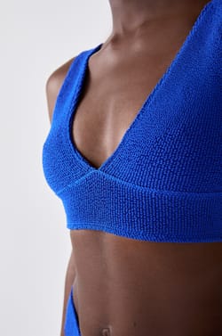 Top bikini tri&aacute;ngulo en material el&aacute;stico;${refinementColor}