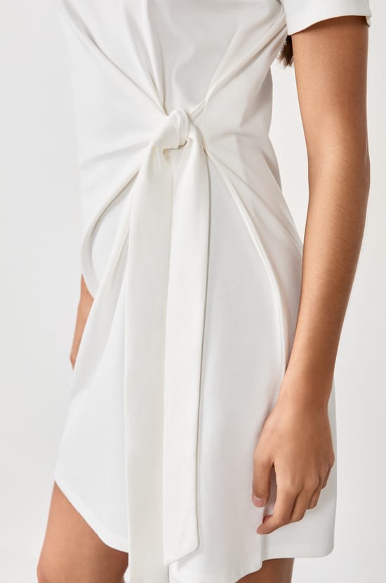 Short fluid dress;${refinementColor}