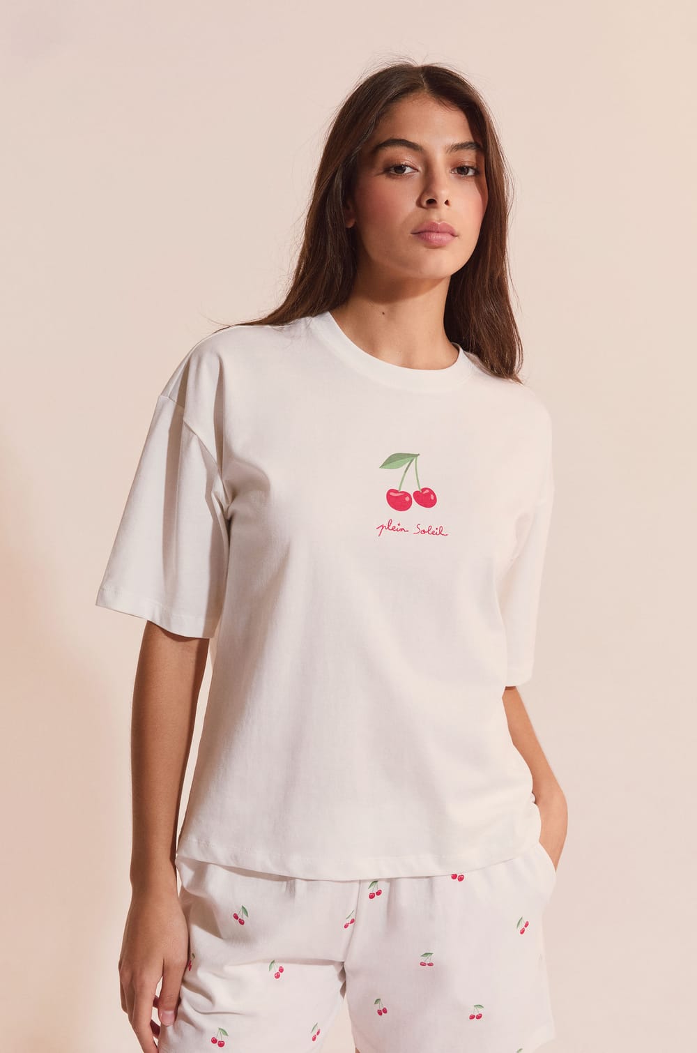 Ensemble de pyjama vichy 2 pi&egrave;ces avec motifs cerise;${refinementColor}