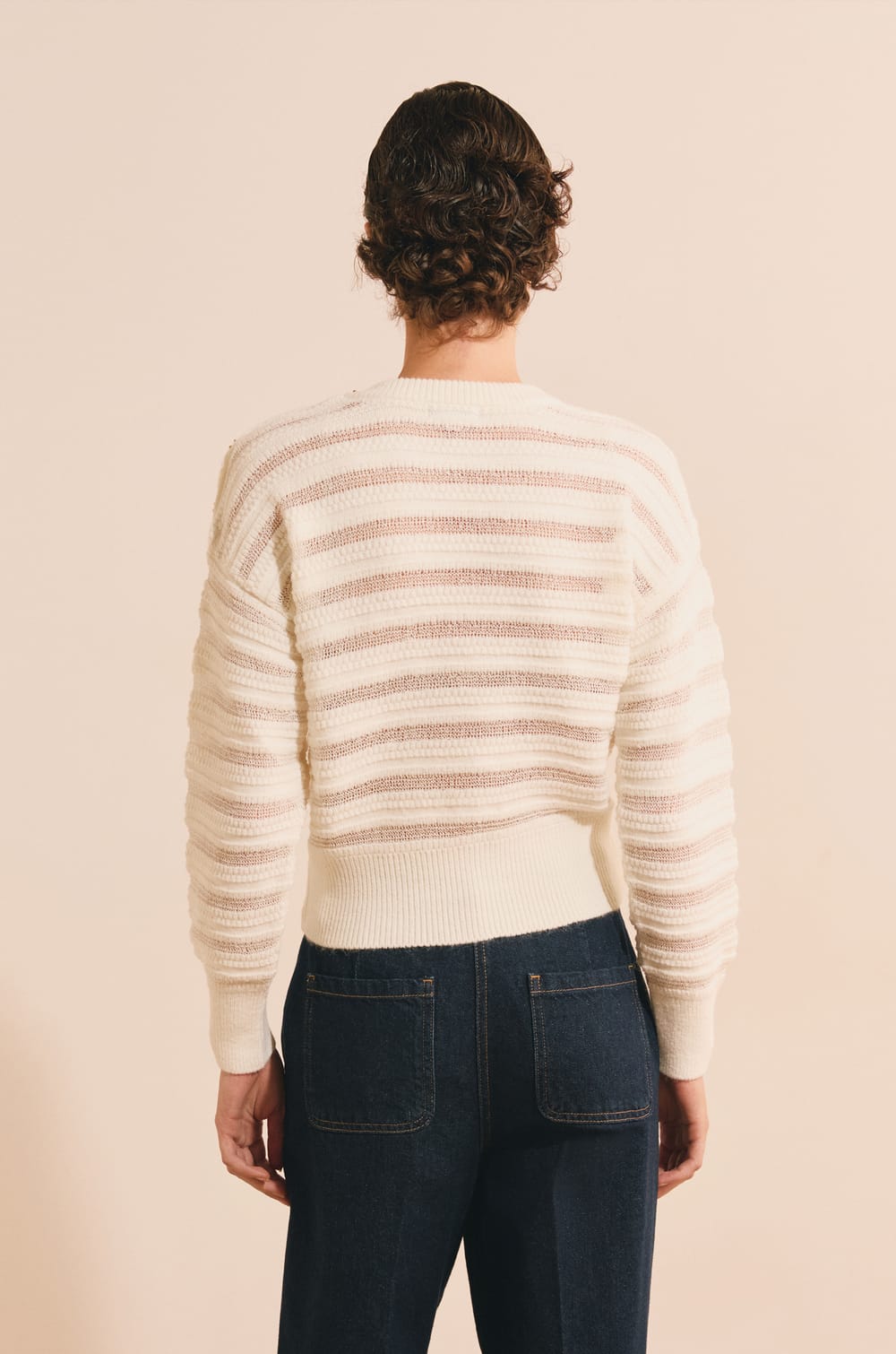 Pull manches longues avec boutons dor&eacute;s;${refinementColor}