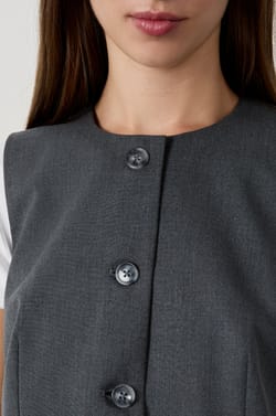 Short sleeveless cardigan;${refinementColor}