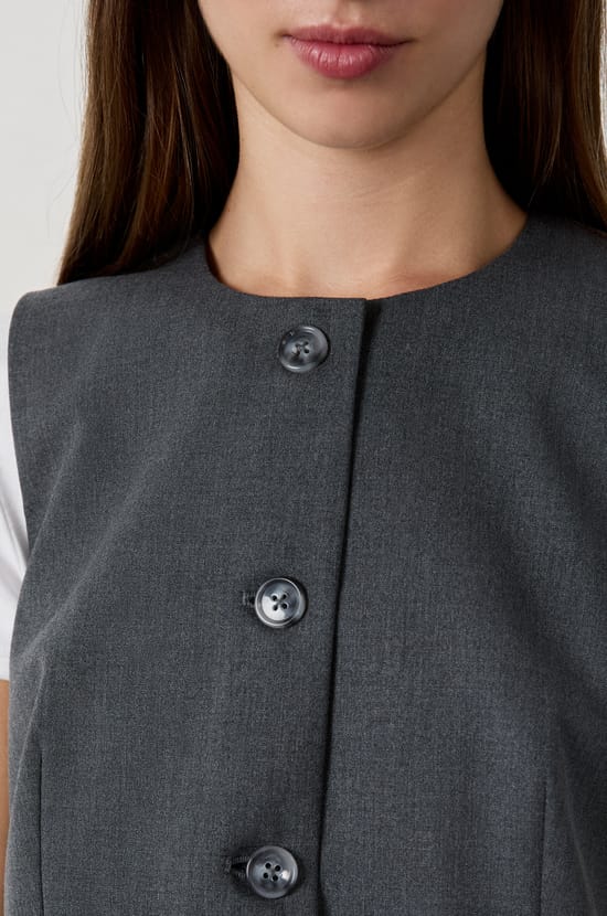 Short sleeveless cardigan;${refinementColor}