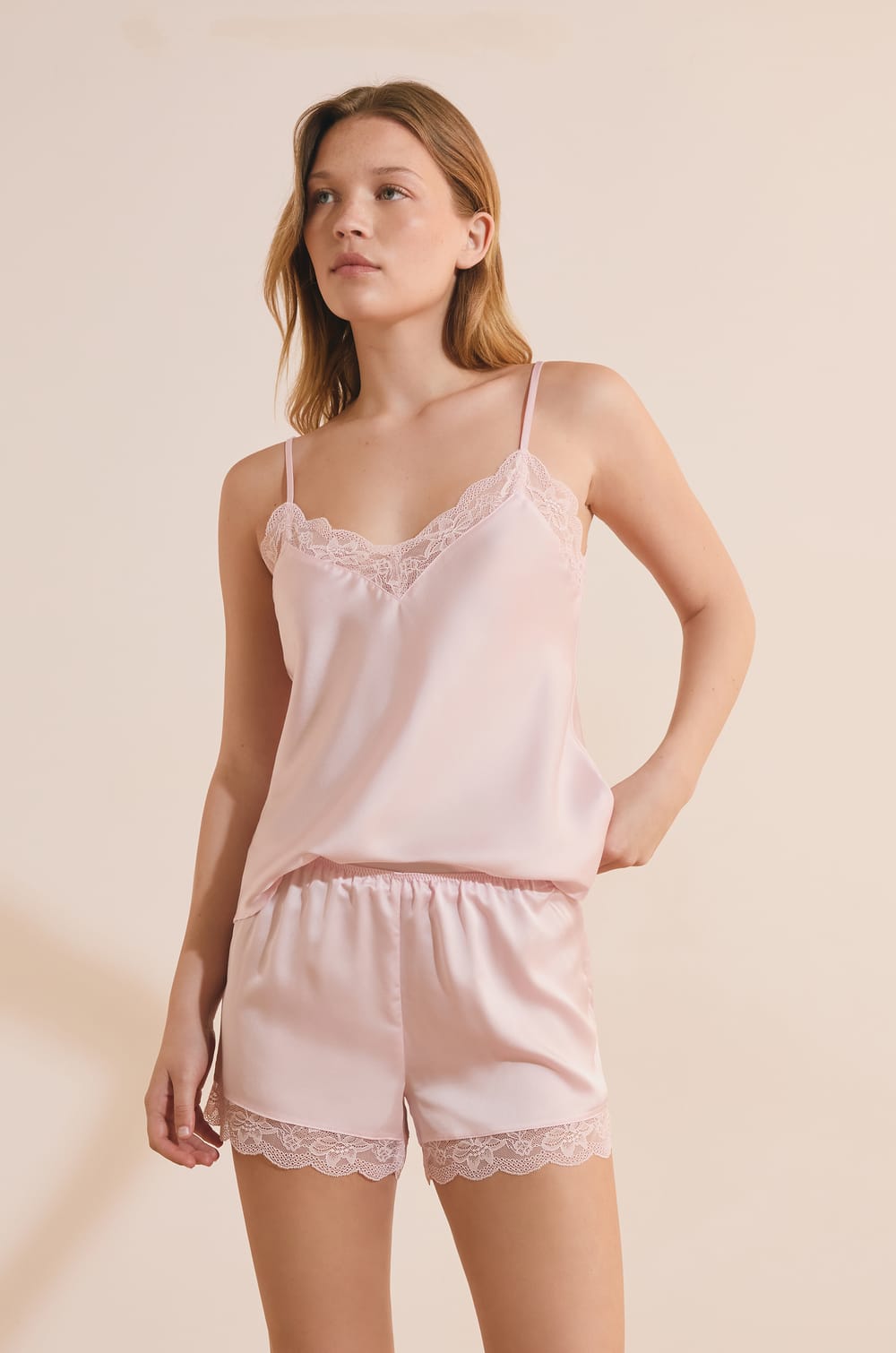 Short de pyjama satin&eacute; d&eacute;tails dentelle;${refinementColor}