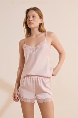 Short de pyjama satin&eacute; d&eacute;tails dentelle;${refinementColor}