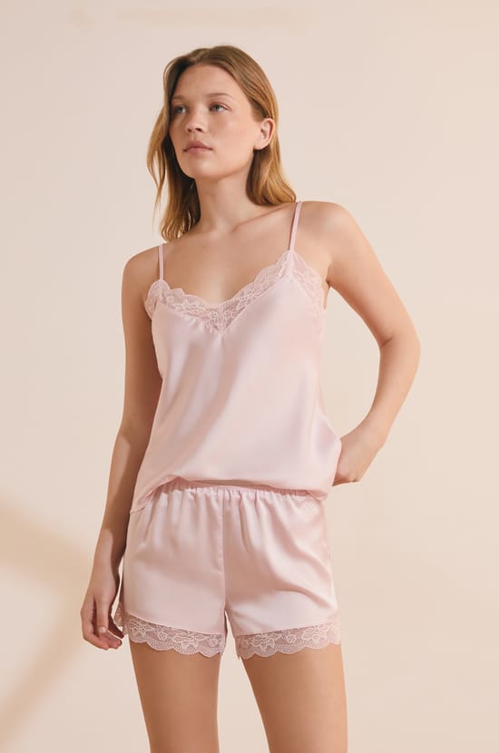 Short de pyjama satin&eacute; d&eacute;tails dentelle;${refinementColor}