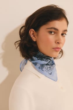 Foulard &agrave; motifs;${refinementColor}
