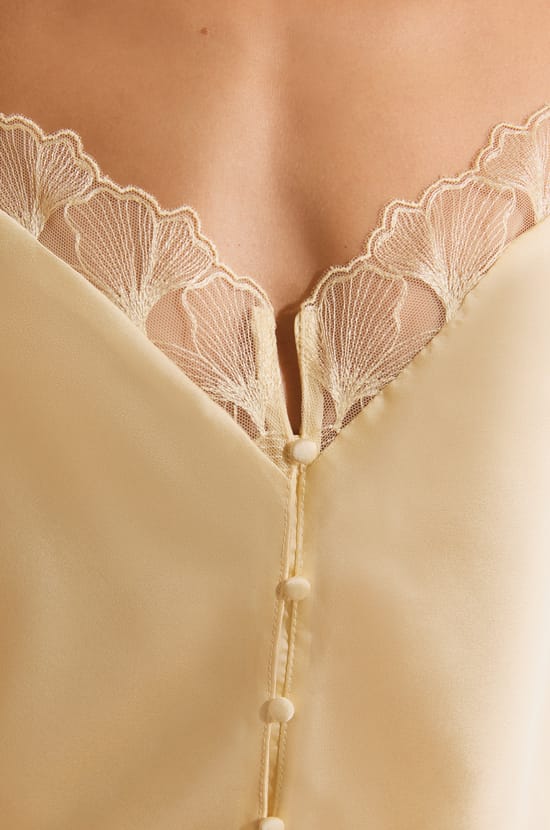 Caraco &agrave; fines bretelles satin&eacute;;${refinementColor}