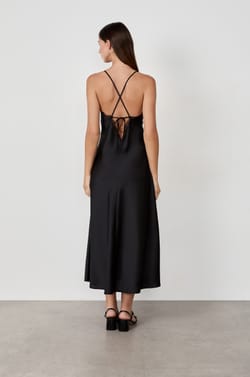 Long dress with lace collar;${refinementColor}