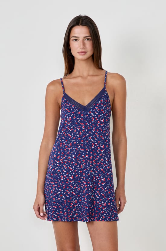 Nuisette courte à fines bretelles à motifs fleuris;${refinementColor}