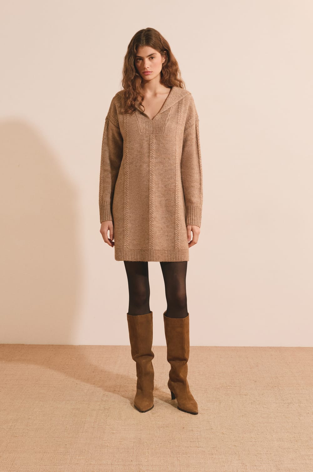 Robe courte col V avec laine;${refinementColor}