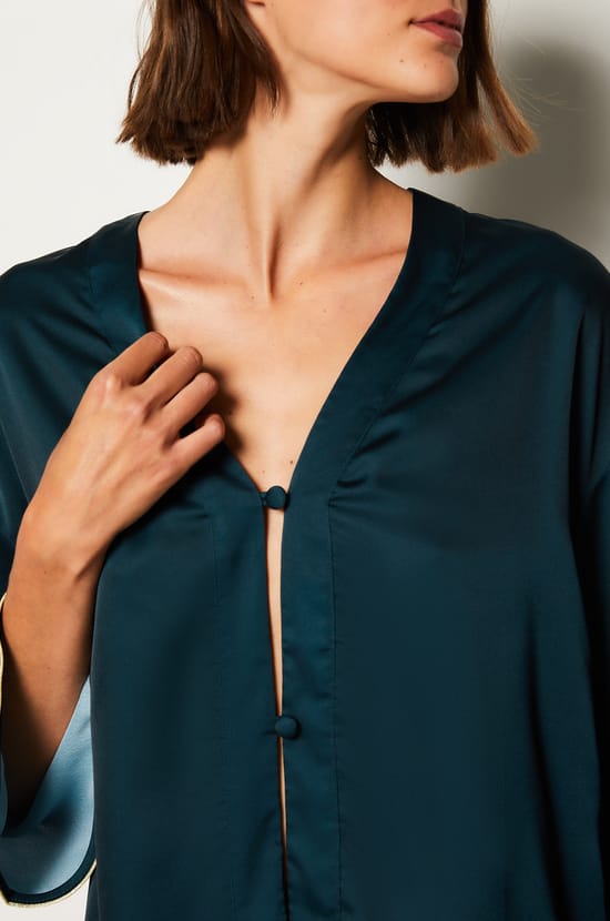 Déshabillé satiné imprimé au dos;${refinementColor}