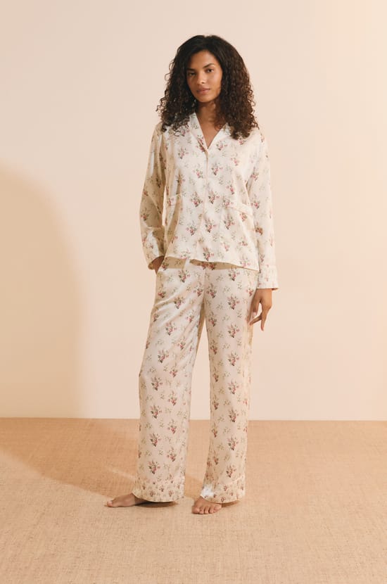 Chemise de pyjama satin&eacute;e fleurie;${refinementColor}