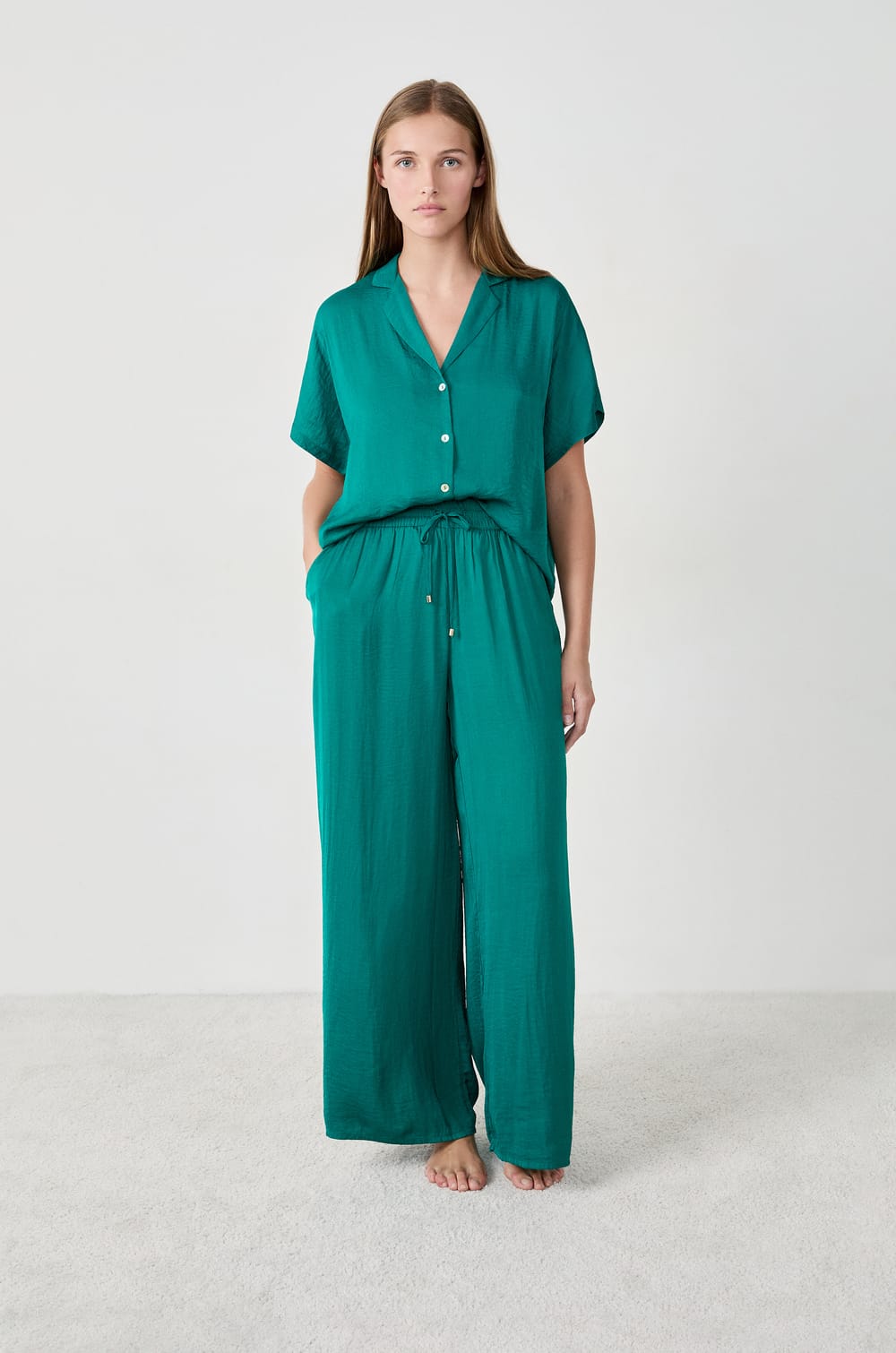 Satijnen broek met wijde pijpen;${refinementColor}