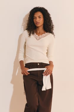 T-shirt col V avec dentelle en coton;${refinementColor}