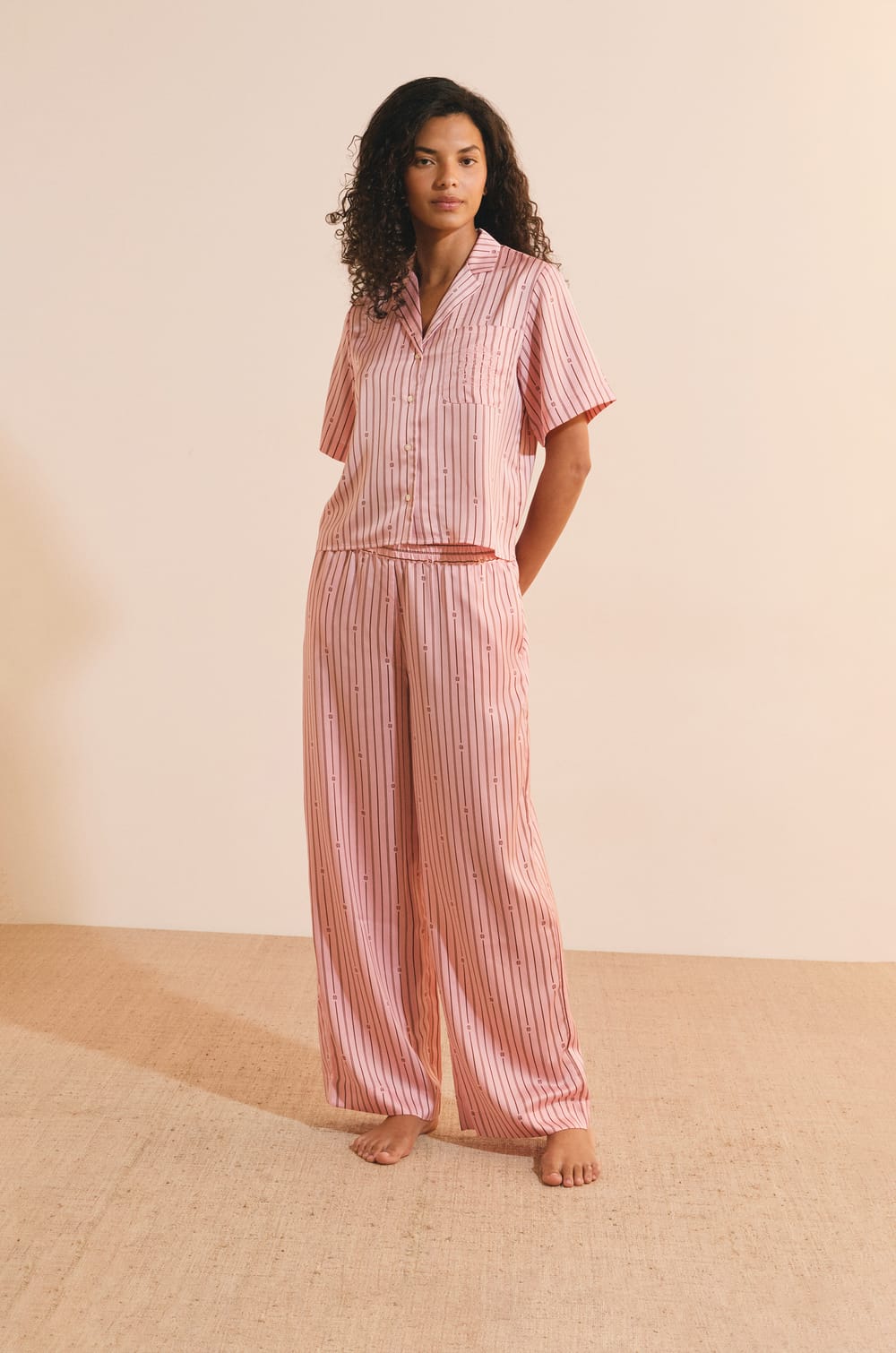 Chemise de pyjama &agrave; rayures satin&eacute;e;${refinementColor}