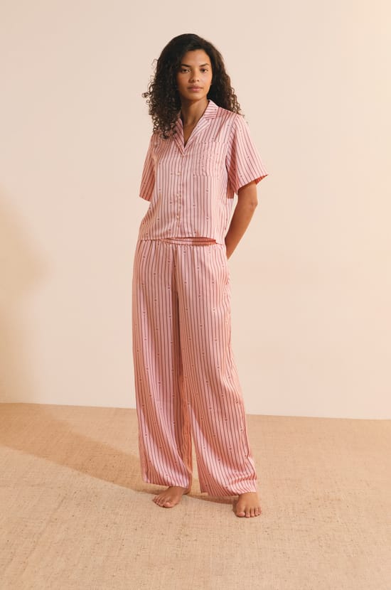 Chemise de pyjama &agrave; rayures satin&eacute;e;${refinementColor}