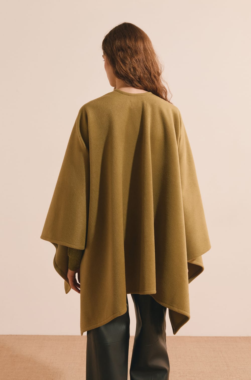 Chaqueta cape fluida;${refinementColor}