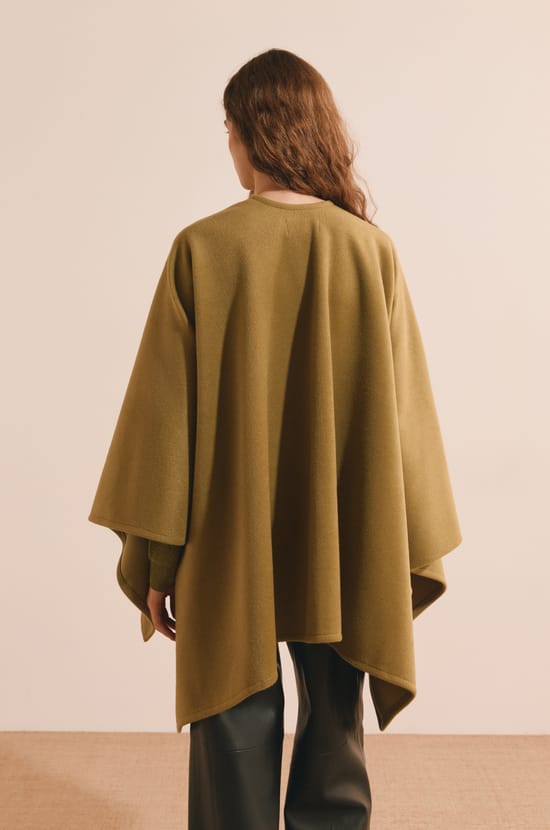 Chaqueta cape fluida;${refinementColor}