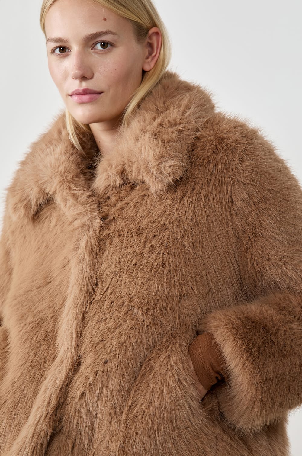 Manteau court en fausse fourrure;${refinementColor}